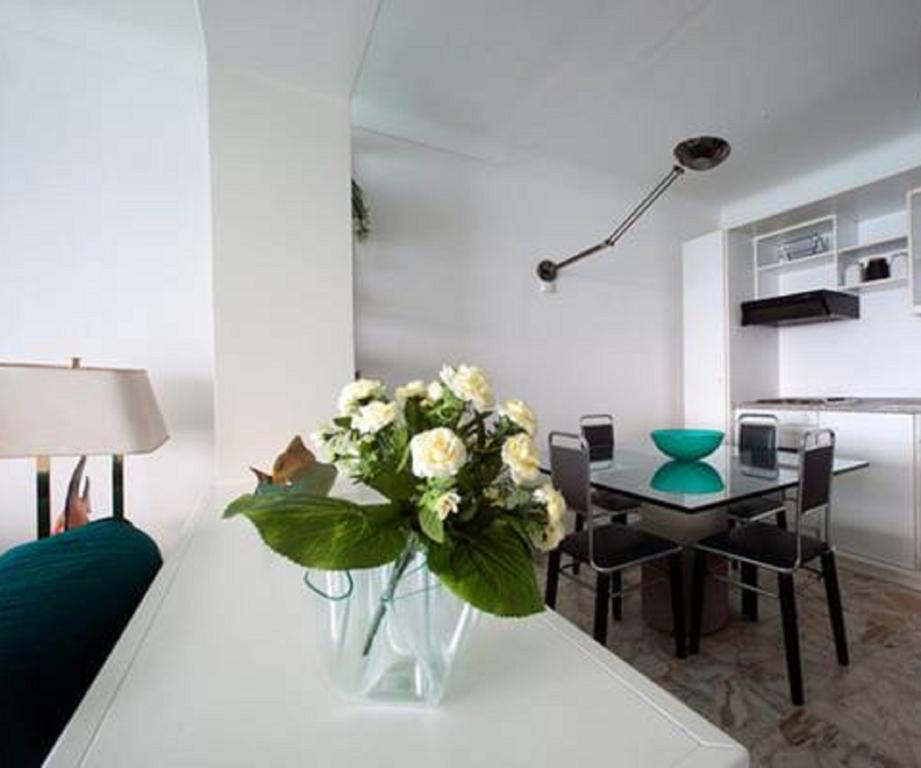 Flat Rossi Menton Quarto foto