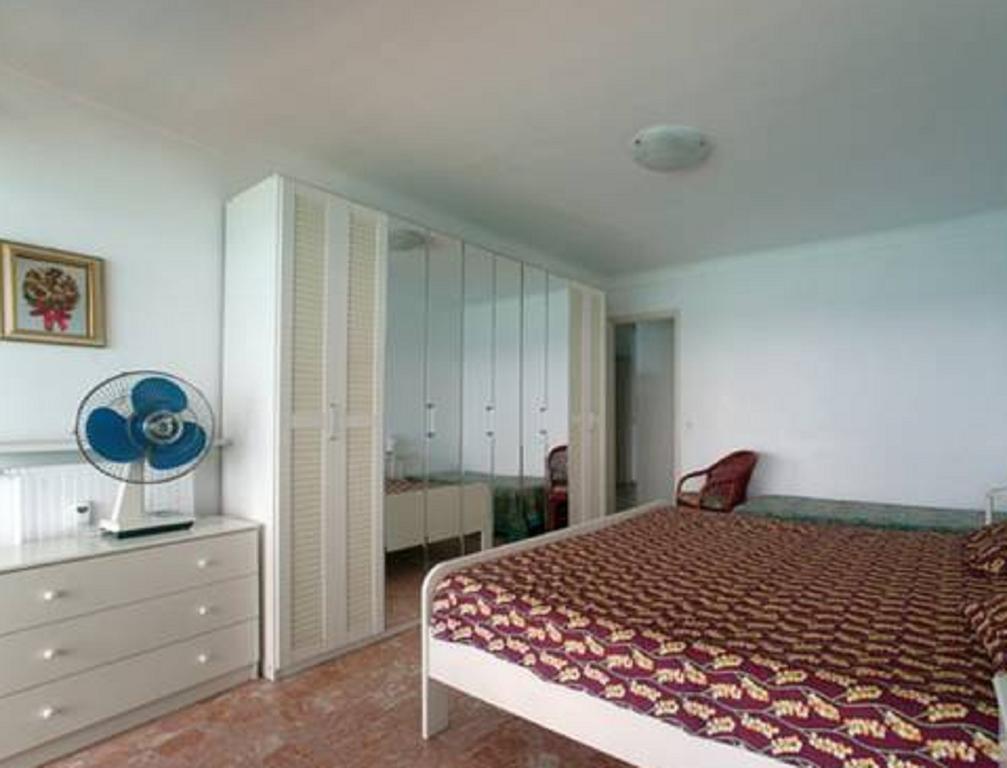 Flat Rossi Menton Quarto foto
